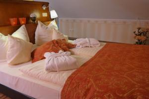 2 Handtücher auf einem Bett in einem Hotelzimmer in der Unterkunft Wy & Spa in Pobierowo