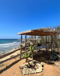 - un abri en bois sur la plage près de l'océan dans l'établissement Oasi del sogno, à Pachino
