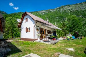 une petite maison au milieu d'une cour dans l'établissement Holiday house Lepena, à Vallée de la Soča