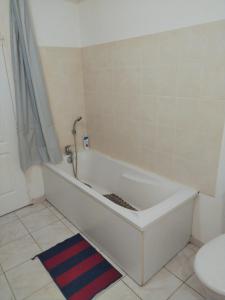 eine weiße Badewanne im Bad mit WC in der Unterkunft Studio proche de la gare et du centre ville in Châlons-en-Champagne