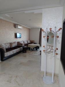 un salon avec un canapé et une table dans l'établissement Residence La corniche Étage 2, à Nador