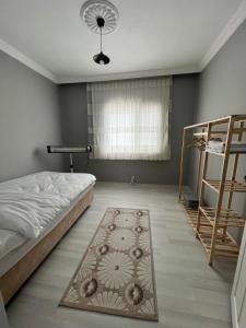 um quarto com uma cama, uma escada e um tapete em Mirayim Apart & Otel em Ardeşen