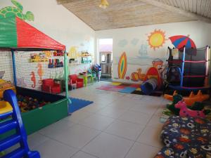 a room filled with lots of different types of toys at Apartamento Luxo em Arraial do Cabo- RJ in Arraial do Cabo