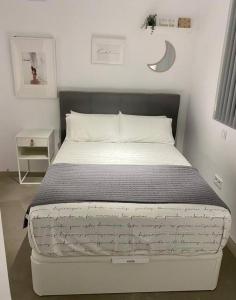 מיטה או מיטות בחדר ב-Apartamento moderno y centrico
