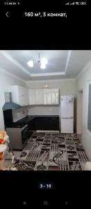um quarto com uma cozinha com piso em Таунхаус em Bishkek