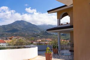 - un balcon offrant une vue sur la montagne dans l'établissement Hotel Villa Senator Mediterraneo, à Tortora