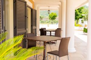 una sala da pranzo con tavolo e sedie di Hotel Villa Senator Mediterraneo a Tortora
