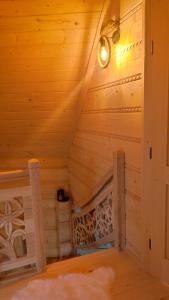ein Zimmer in einem Blockhaus mit einer Decke in der Unterkunft Wood House in Nowy Targ
