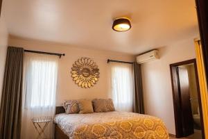 Giường trong phòng chung tại Luxurious and peaceful 3BR Apt with a Pool Close to shops, restaurants, Kotoka Airport