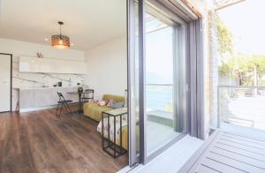 cocina y sala de estar con una gran puerta corredera de cristal en Appartamento Terrenas, en Vercana