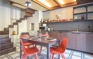 une salle à manger avec une table et des chaises ainsi qu'une cuisine dans l'établissement Lovely Home In Terzigno With Wifi, à Terzigno