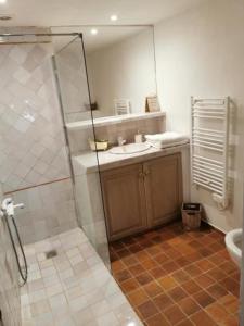 La salle de bains est pourvue d'une douche et d'un lavabo. dans l'établissement La Bastide du Capelier - Cabane, à Salernes