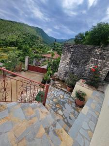 uma varanda com um passadiço de pedra com plantas em Xhumba Guesthouse 
