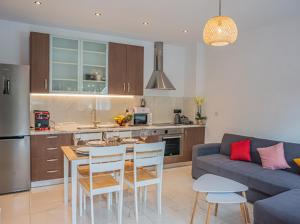 uma cozinha e sala de estar com uma mesa e um sofá em Doris home in Ilha de Rhodes