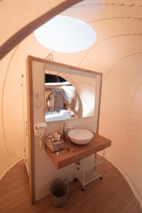 La salle de bains est pourvue d'un lavabo et d'un miroir. dans l'établissement Zielo de Levante, à Tirig