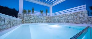 una grande piscina con parete in pietra di Dion Villa Zakynthos Greece a Città di Zante
