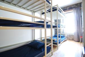 Uma ou mais camas em beliche em um quarto em Alt Hostel
