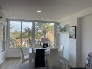 comedor con mesa, sillas y ventana en Nice apartment near the sea, en Torrevieja