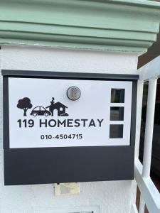 um sinal de casa ao lado de uma casa em Cozy 119 Homestay Teluk Intan em Teluk Intan