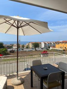 patio con tavolo e ombrellone di Residenza De Luca Apartment a Tropea