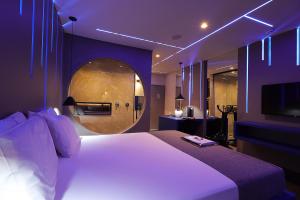 una camera con un grande letto e uno specchio rotondo di Motel Mood a San Paolo