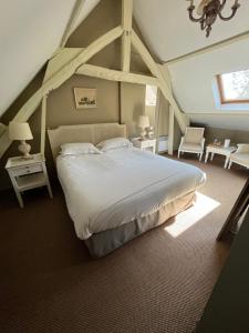 een slaapkamer met een groot bed op een zolder bij Logis La Ferme Du Vert in Wierre-Effroy +53 foto's