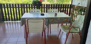 uma mesa e quatro cadeiras numa varanda em Simonov zaliv Apartment LAGUNA 17 em Izola