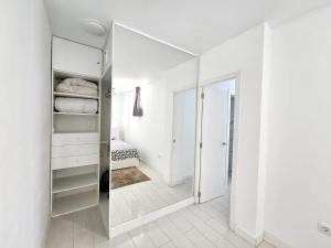 espejo en una habitación blanca con 1 dormitorio en Atlantic Mirage Island Village, en Adeje