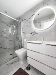La salle de bains est pourvue d'un lavabo, de toilettes et d'un miroir. dans l'établissement Atlantic Mirage Island Village, à Adeje