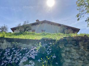 una casa en la cima de una colina con flores en Agriturismo Camponovo, en Brisighella