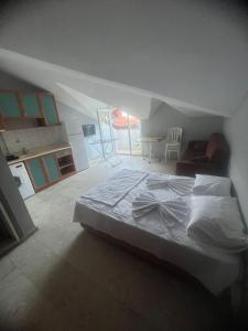 sypialnia z dużym łóżkiem i kuchnią w obiekcie EGE APART HOTEL w mieście Marmaris