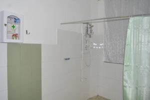 baño con ducha y puerta de cristal en Paramount Residence 3, en Kelaniya