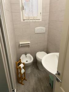 a small bathroom with a toilet and a sink at CaTó - Le vacanze come a casa tua in Carloforte