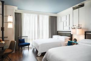 Rúm í herbergi á Renaissance Columbus Westerville-Polaris Hotel