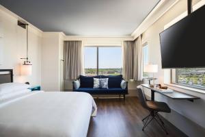 Rúm í herbergi á Renaissance Columbus Westerville-Polaris Hotel