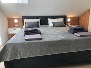 Un dormitorio con una cama grande con almohadas. en Ulika Novalja, en Novalja