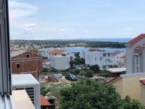 una vista de una ciudad con edificios y una masa de agua en Ulika Novalja, en Novalja