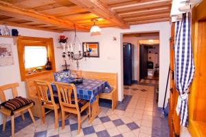 eine Küche und ein Esszimmer mit einem Tisch und Stühlen in der Unterkunft Patohill Vineyard Village in Petrikeresztúr