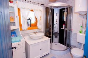 La salle de bains est pourvue d'un lavabo, d'une douche et de toilettes. dans l'établissement Patohill Vineyard Village, à Petrikeresztúr