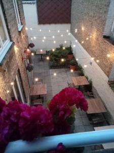 una vista sul soffitto di un patio con tavoli e fiori di Villa Artiz a Dunkerque