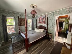 1 dormitorio con cama y banco. en OQP Vacations Cottage en Miami