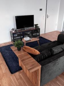 Moderne Wohnung mit Loggia - Neubau 2023 TV 또는 엔터테인먼트 센터