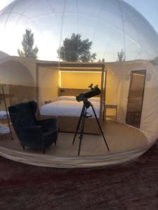 eine Kamera und ein Stuhl in einem Kuppelzelt in der Unterkunft Hotel Zielo Las Beatas in Santa Maria