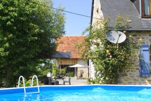 a swimming pool in front of a house at vakantiewoning Odiel & Gabrielle in Montchevrier