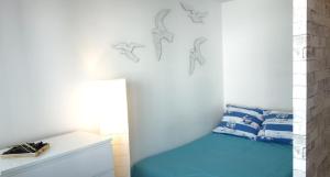 een slaapkamer met een bed met vogels aan de muur bij Studio Lu Bernadowska - balkon ogródek parking, 800m morze in Sopot