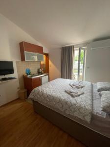 Postel nebo postele na pokoji v ubytování Apartments Manojlovic