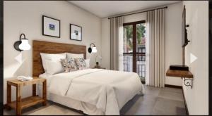 Un dormitorio con una gran cama blanca y una ventana en Eco Resort QUINTA SANTA BÁRBARA en Pirenópolis