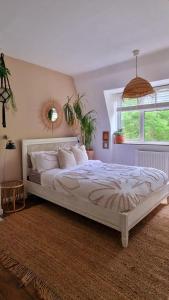 ein Schlafzimmer mit einem großen weißen Bett in einem Zimmer in der Unterkunft Bright Cosy 1 Bed Apartment, SE London in Chislehurst