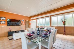 Televízia a/alebo spoločenská miestnosť v ubytovaní Ideal Property Mallorca - Finca Alegre