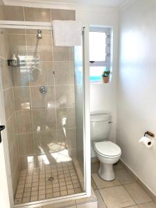 O baie la Cozy Beachside Studio Apartment on Surfers Corner +9 fotografii